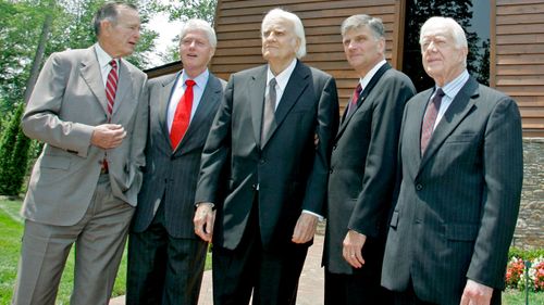 Former Presidents George H.W. Bush, Bill Clinton, and Jimmy Carter, join Franklin Graham, as they pose with Billy Graham, centre. (AAP)