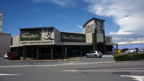Loja de bebidas de Dan Murphy no Peninsula Fair Shopping Center, Kippa-Ring. Dan Murphy's é uma importante rede varejista de bebidas alcoólicas de propriedade da Woolworths Limited na Austrália.