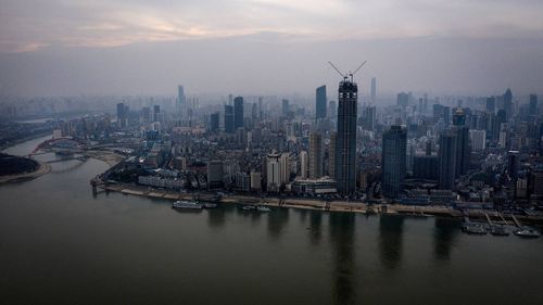 Widok na rzekę Jangcy w Wuhan, Chiny, 4 marca 2020 r