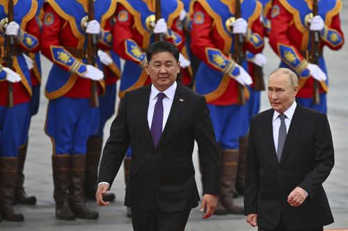 Russian President Vladimir Putin, right; Mongolian President Ukhnaagiin Khurelsukh, left