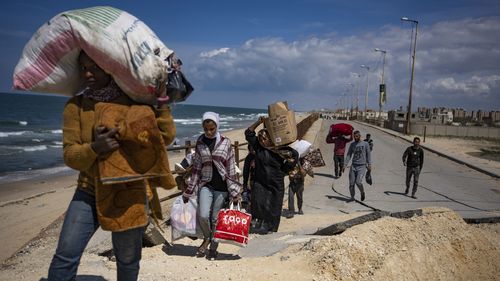 Des Palestiniens fuient la ville de Gaza vers le sud de la bande de Gaza, à Wadi Gaza, le lundi 25 mars 2024.
