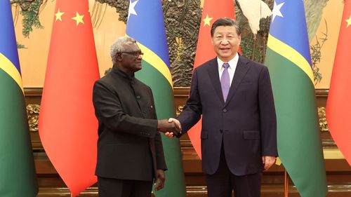 Președintele chinez Xi Jinping și prim-ministrul Insulelor Solomon Manasseh Sogavare își strâng mâna la Marea Sală a Poporului din Beijing, China, 10 iulie 2023.