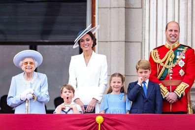 (LR) Królowa Elżbieta II, książę Louis z Cambridge, Katarzyna, księżna Cambridge, księżniczka Charlotte z Cambridge, książę Jerzy z Cambridge i książę William, książę Cambridge oglądają Royal Air Fly na balkonie Pałacu Buckingham podczas parady sił powietrznych 02 czerwca 2022 w Londynie, Anglia.  Platynowy Jubileusz Elżbiety II obchodzony jest od 2 czerwca do 5 czerwca 2022 r. w Wielkiej Brytanii i Wspólnocie Narodów z okazji 70. rocznicy akcesji