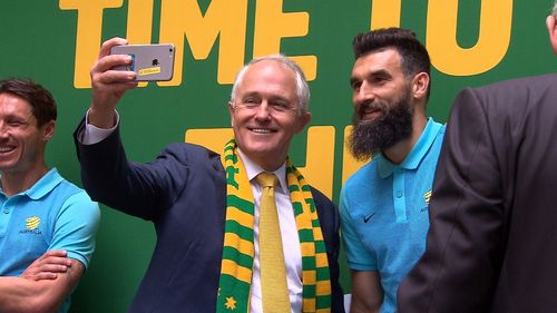 Malcolm Turnbull snaps a selfie with Mile Jedinak. (9NEWS)