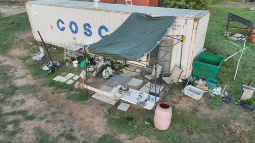 Nuove immagini del nascondiglio in campagna di Dezi Freeman danno una nuova visione della vita che il doppio assassino della polizia viveva in fuga.