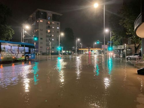 Beach Road et le bas de Parnell Rise à Auckland CBD restent entièrement inondés.