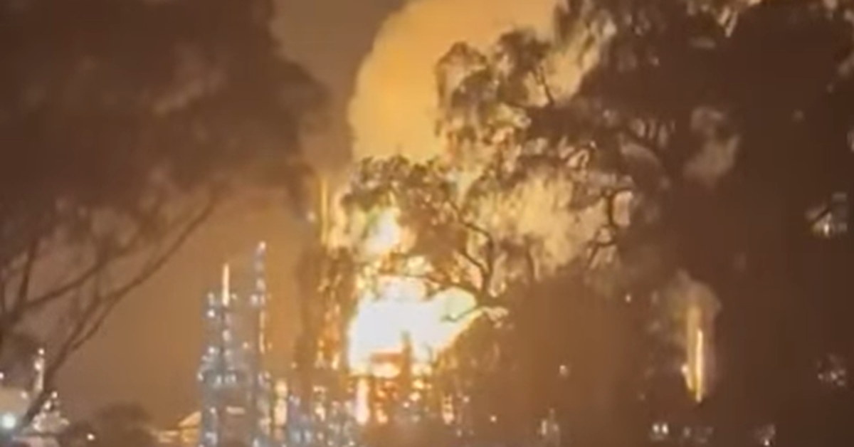 Geelong oil refinery fire: Corio blaze triggers warning for residents to stay inside