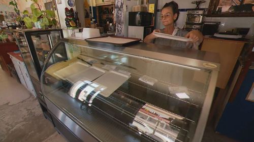 More than 25,000 homes and businesses on South Australia's Yorke Peninsula remain without power after a transmission fault caused a widespread outage this morning.﻿ Major electricity supplier ElectraNet said the disruption was a lack of rain which caused a build up of dust and salt on powerlines which is normally washed away by showers. Local business owners ﻿discovered the power outage early this morning.