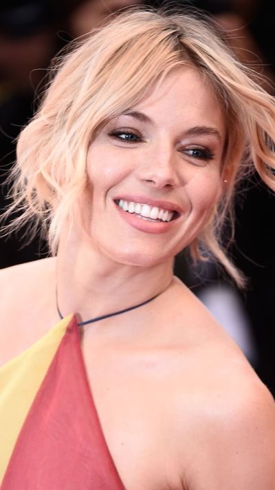 <p><strong>Sienna Miller </strong>kept it natural with her signature short waves.</p>