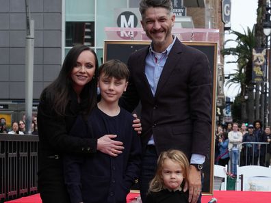 Christina Ricci bersama suaminya, Mark Hampton, dan dua anak mereka, Freddy dan Cleopatra.