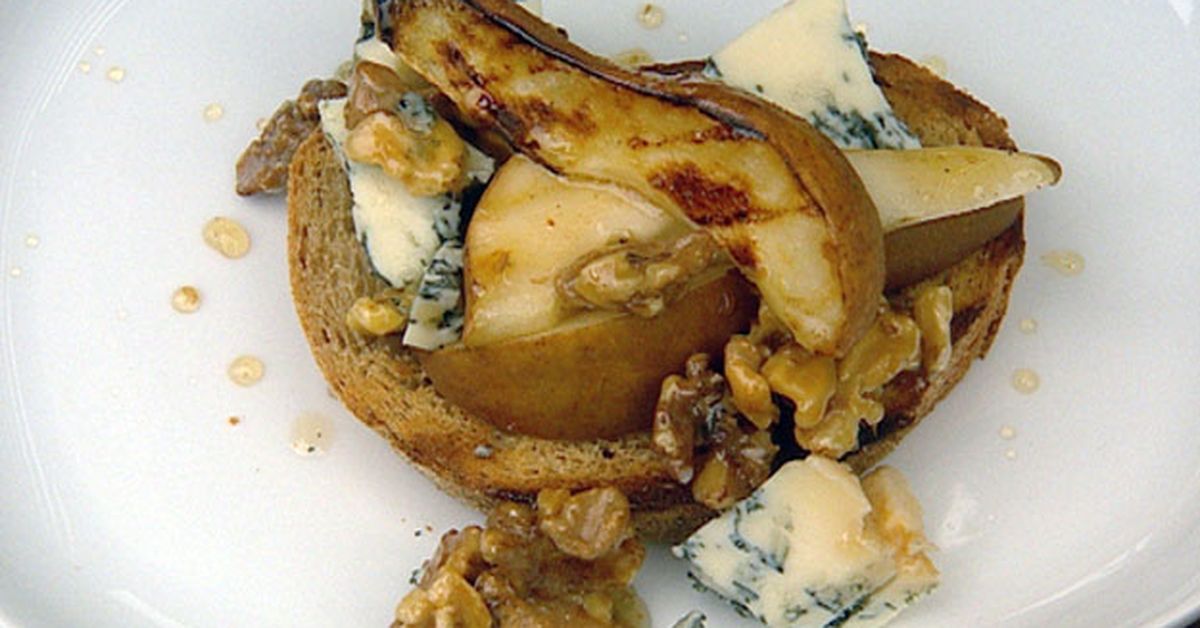 Barbeque pears, honey walnuts and blue cheese - 9Kitchen