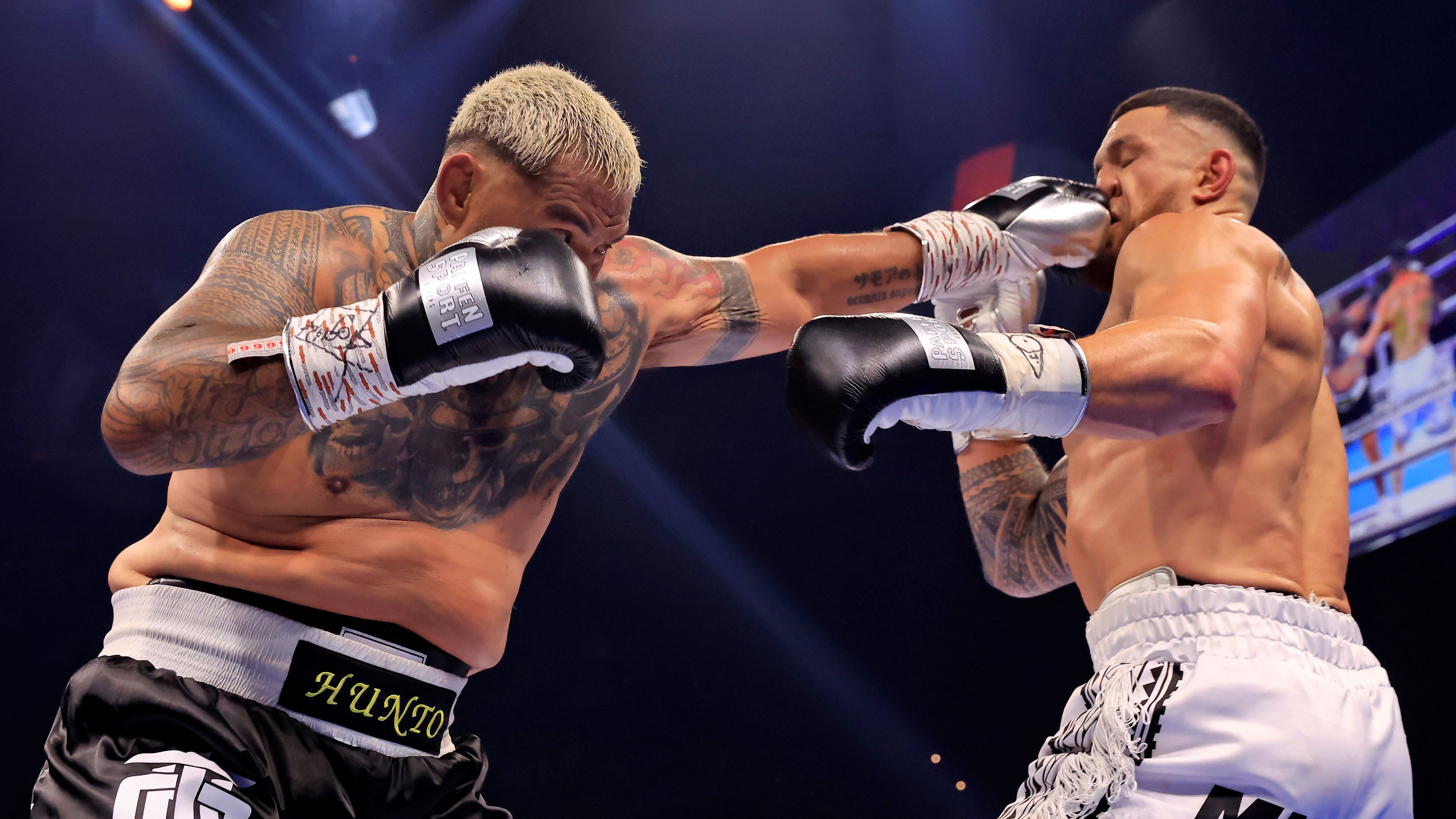 Mark Hunt turned the tide in the fourth round to defeat Sonny Bill Williams by knock-out.