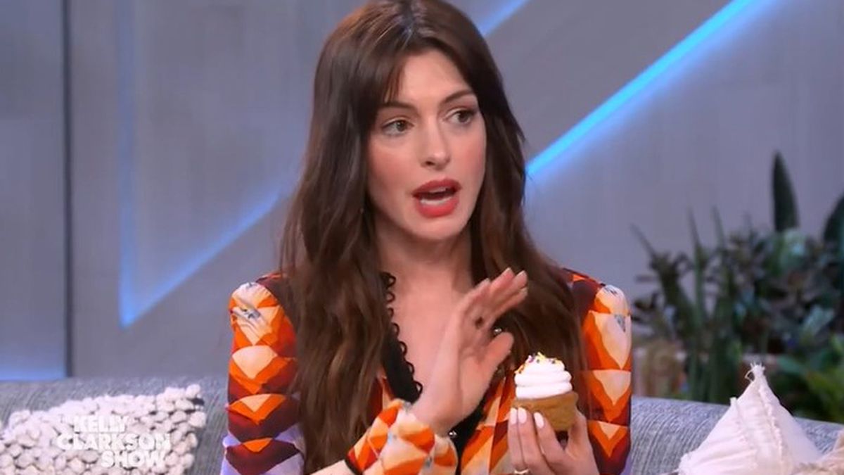 Anne Hathaway demonstrates cupcake eating hack in Kelly Clarkson interview  - 9Kitchen