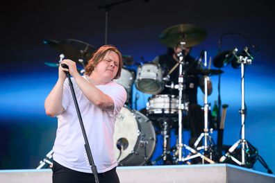 Uk Singh Lewis Capaldi got emotional return at the iconic Glastonbury Festival after two years of quitting with his struggle with Tourette syndrome. 