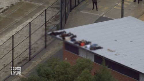 Les détenus impliqués dans une émeute dans un centre de détention de Perth ont été ramenés en garde à vue après "d'importants dégâts" a été causé par des troubles qui ont duré plus de 14 heures.
