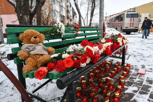 Kemerovo residents paid tribute to the victims with flowers, candles and stuffed animals. (AAP)