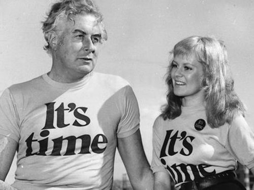Gough Whitlam and singer Little Pattie campaigning in 1972. (AAP)