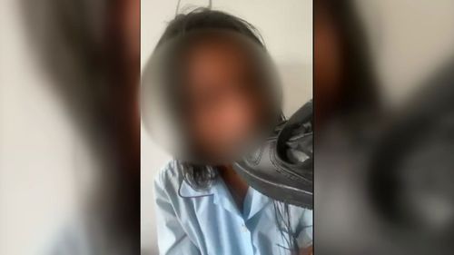 Una studentessa dell'ottavo anno del sud di Sydney ha parlato di un terrificante episodio di bullismo che l'ha vista presa a pugni e costretta con la testa in un bagno. La studentessa 13enne di Kingsgrove North è stata sottoposta a un calvario di bullismo di cinque ore da parte di un gruppo di studentesse.