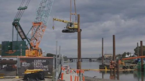 The Andrews government said the extension can’t be delivered without the level crossing removal projects. (9NEWS)