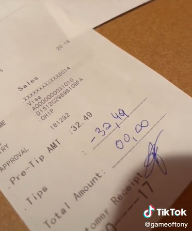 Man leaves negative tip to waiter, divides TikTok