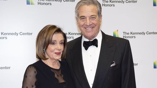 La présidente de la Chambre Nancy Pelosi, D-Californie, et son mari, Paul Pelosi, arrivent au département d'État pour le dîner du département d'État des Kennedy Center Honors, le 7 décembre 2019, à Washington. 