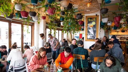 A busy Little jack horner cafe in Coogee. Reopening of retail, cafes and hairdressers in Coogee. Story by Anna Patty. 11th oct 2021. Photo: Edwina Pickles / SMH