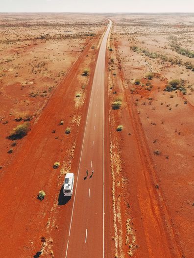 Vue aérienne de l'outback australien de terre rouge / van life