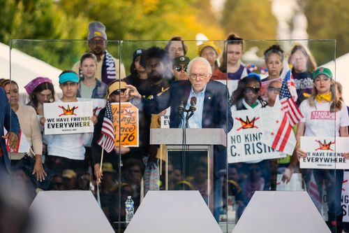 O senador Bernie Sanders, I-Vt., fala durante um protesto No Kings, sábado, 18 de outubro de 2025, em Washington. (Foto AP/Allison Robbert)