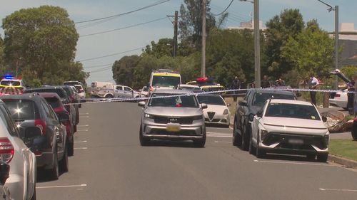 O homem foi atendido pelos paramédicos, mas morreu no local. 