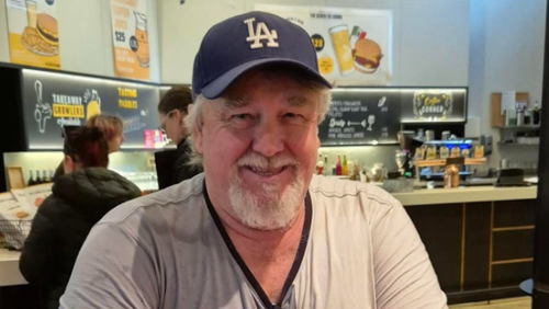 Os tributos florais foram deixados no local de um acidente de horror que deixou dois homens mortos na ilha de canguru da Austrália do Sul na noite passada. Craig Doyle, 55, de Adelaide estava no carro com seu companheiro de trabalho britânico, Ed, 26, quando o Ute em que estavam, virou.