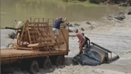 Ute stranded in croc-infested water after NT river crossing goes wrong