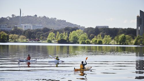 CANBERRA, AUSTRALIA - OCTOBER 08: Kayakers on Lake Burley Griffin on October 08, 2021 in Canberra, Australia. Lockdown restrictions remain in place for Canberra, with residents subject to stay-at-home orders as the ACT continues to record new local COVID-19 cases. The current lockdown restrictions are due to remain in place until Friday 15 October 2021. (Photo by Rohan Thomson/Getty Images)
