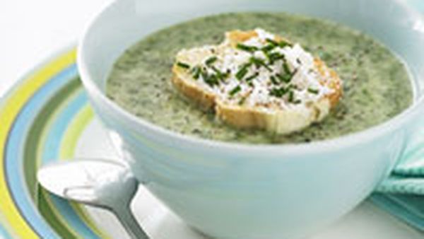 Spinach soup with goat's cheese toasts