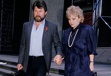 For which offence was Derryn Hinch imprisoned for 12 days in 1987?
