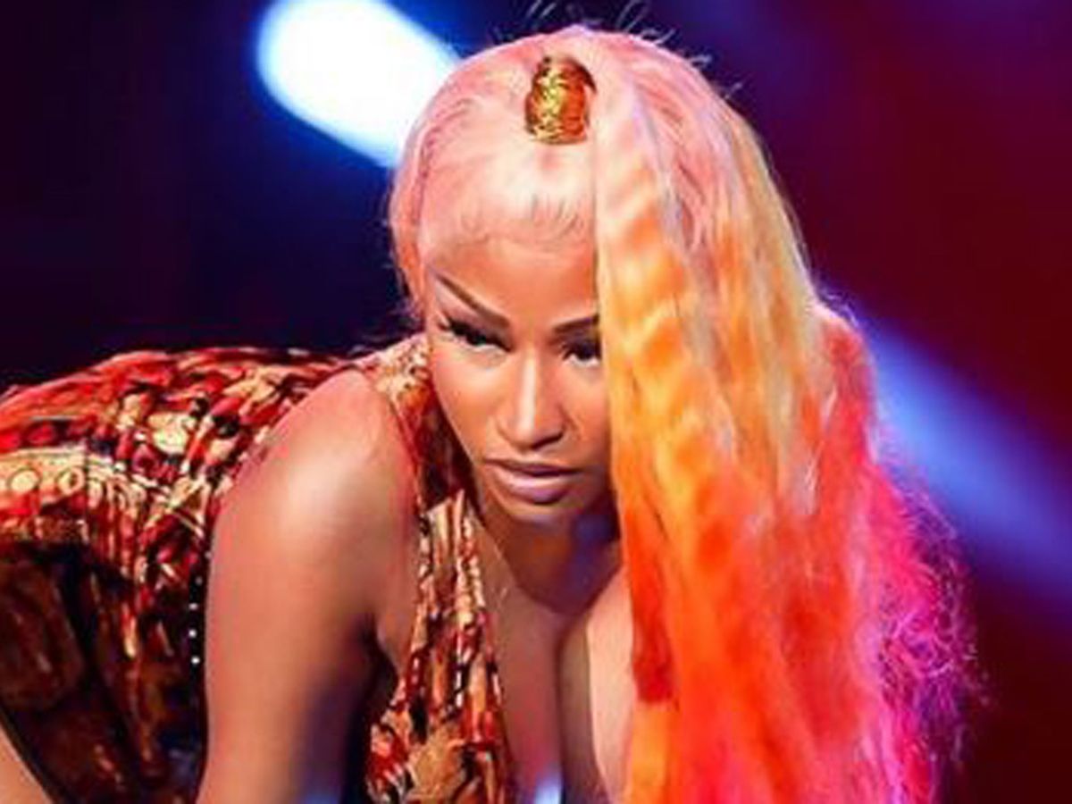 Nicki Minaj performs through wardrobe malformation - 9Style