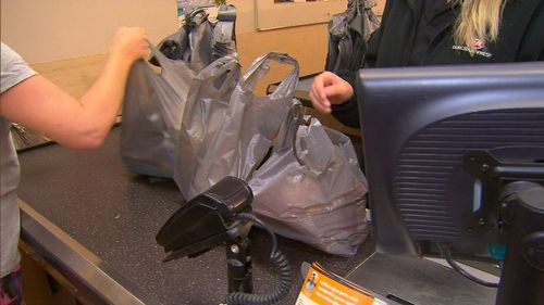 Major supermarkets, including Woolworths and Coles, have shunned single-use bags. (9NEWS)