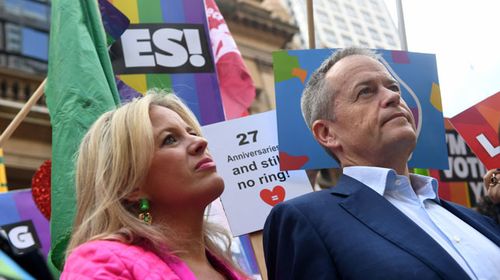 Bill Shorten and his wife, Chloe, at the Sydney rally. (AAP)