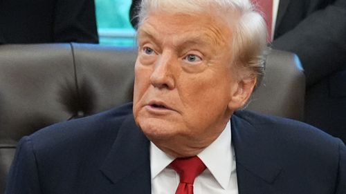 O longo relacionamento de Donald Trump com o pedófilo Jeffrey Epstein está sob crescente escrutínio.