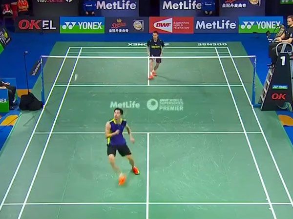 Badminton player outlasts rival in epic rally