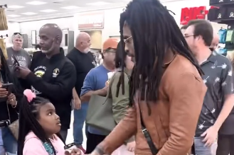 Lenny Kravitz has sent shoppers into a frenzy after visiting a beloved Texas-based convenience store, Buc-ee&#x27;s. 