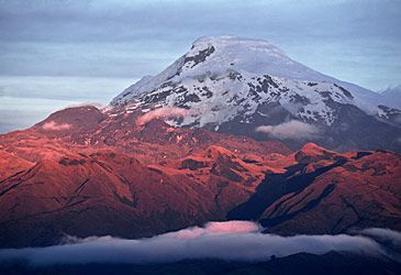 The highest point on the equator is in which country, 4690m up Volcán Cayambe?