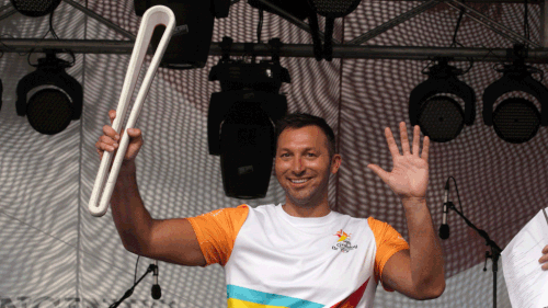 Ian Thorpe during the Queen's Baton Relay in Pyrmont, Sydney. (AAP)