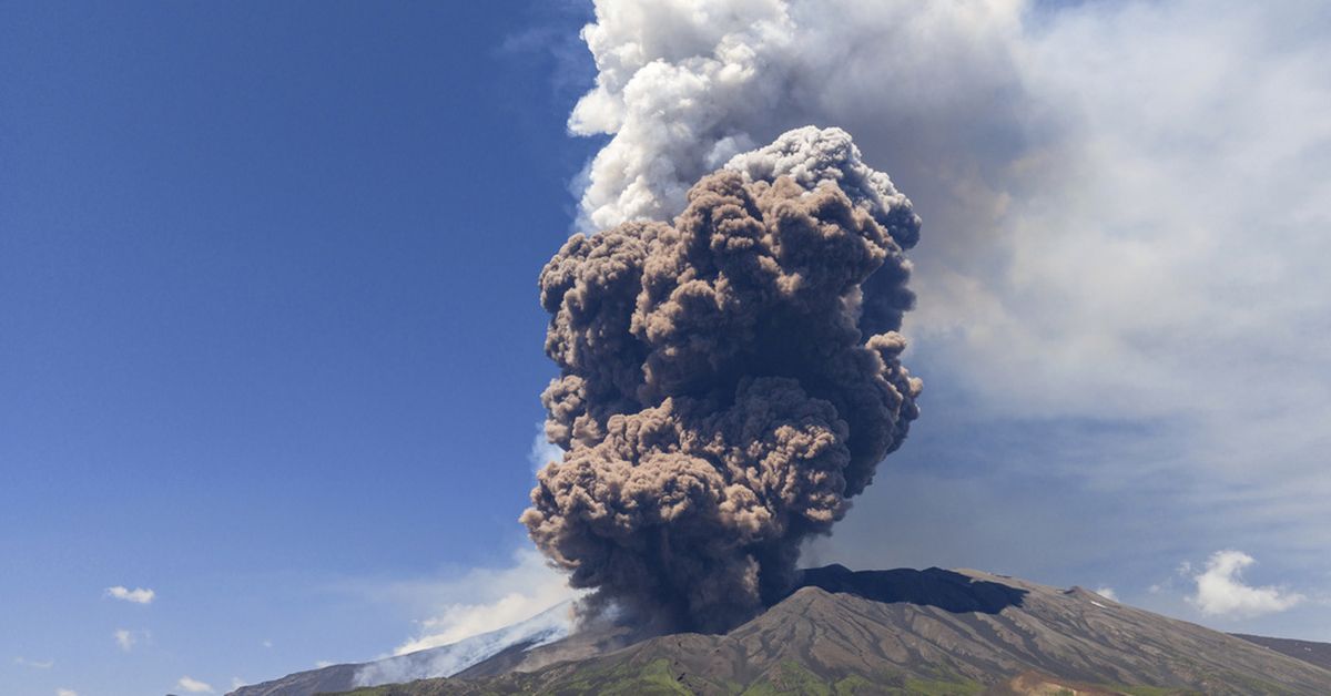 Huge eruption on Italy's Mount Etna leaves tourists fleeing volcano