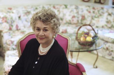 FILE - Aktris Joan Ploughright berpose untuk potret di sebuah hotel di New York pada tanggal 4 Mei 1999. (AP Photo/Suzanne Plunkett, File)