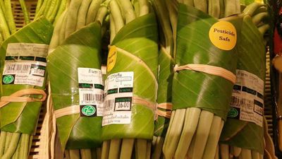 Supermarket puts banana leaves to a good use