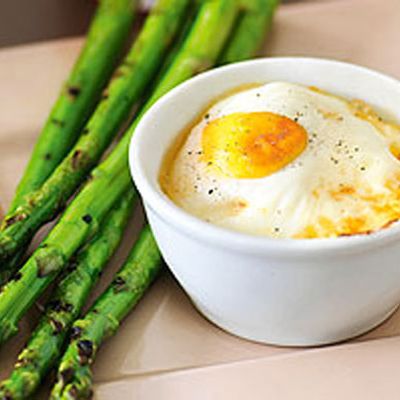 Baked eggs with smoked salmon and grilled asparagus
