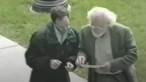 Katılımcı, farklı bir adama yol tarifi verdiğini fark etmedi.