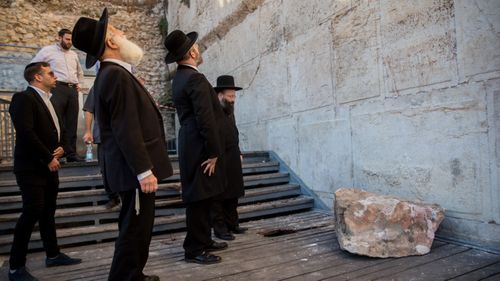 Rabbi of the Western Wall Shmuel Rabinowitz (R) with Chief Rabbi David Lau (C) inspect the site. (Image: AP)