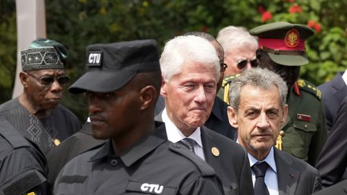 Parmi les visiteurs étrangers figurait une délégation dirigée par Bill Clinton, président américain lors du génocide rwandais en 1994.