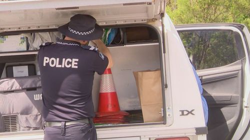 La police s'efforce toujours d'établir ce qui a conduit à la mort d'un homme et d'une femme dans une maison située dans une rue de banlieue du sud de Brisbane.  Les corps d'une femme de 29 ans et d'un homme de 34 ans ont été retrouvés lorsque des policiers ont été appelés hier à 19 heures dans la rue Redhead à Doolandella, à environ 15 kilomètres au sud du CBD.